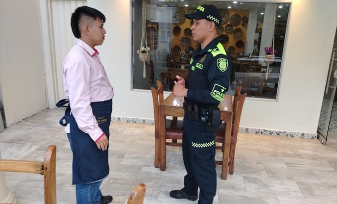 Polic&iacute;a dialogando con un ciudadano