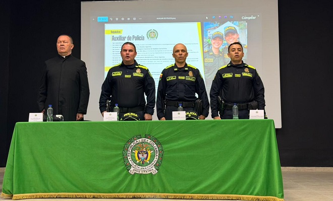 Comandante de región de Policía número 5, Comandante del departamento de Policía Santander y Capellán de la Policía Nacional en la mesa principal.