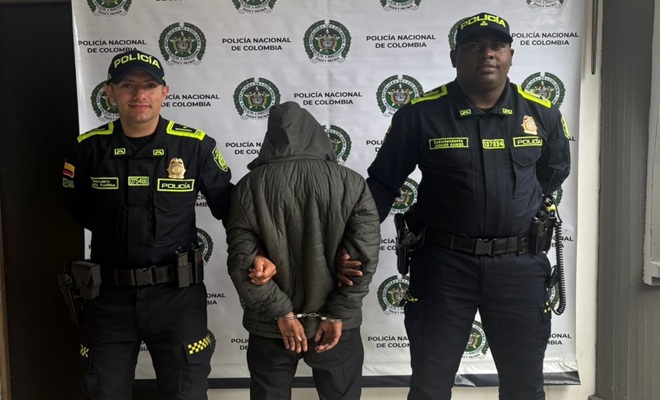 Dos polic&iacute;as con un capturado