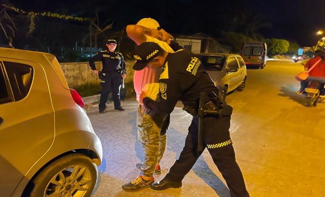 dos uniformados de la Policía nacional  realizando registro a un ciudadano en vía publica en la ciudad de montería  