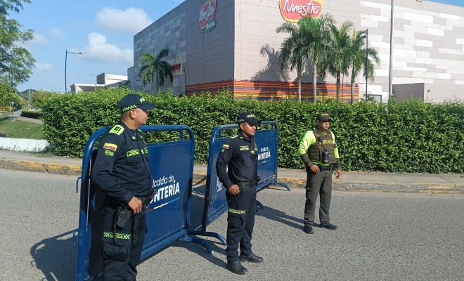 Tres funcionarios policiales en vía publica prestando acompañamiento al día sin carro y sin moto