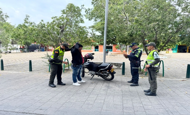 uniformados realizando registro a personas en parque principal de la ciudad de monteria 