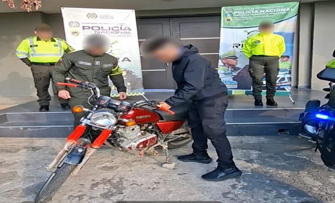 Fotograf&iacute;a haciendo la entrega de la motocicleta a su propietario. 