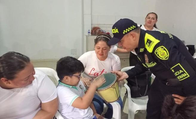 Ni&ntilde;o en compa&ntilde;&iacute;a de polic&iacute;a tocando instrumento musical 