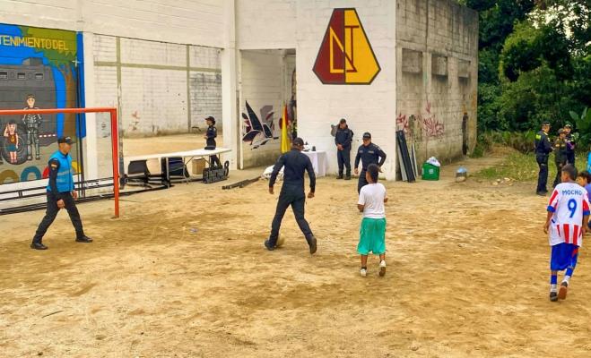 Polic&iacute;as juegan f&uacute;tbol con ni&ntilde;os del sector en la cancha de arena recuperada