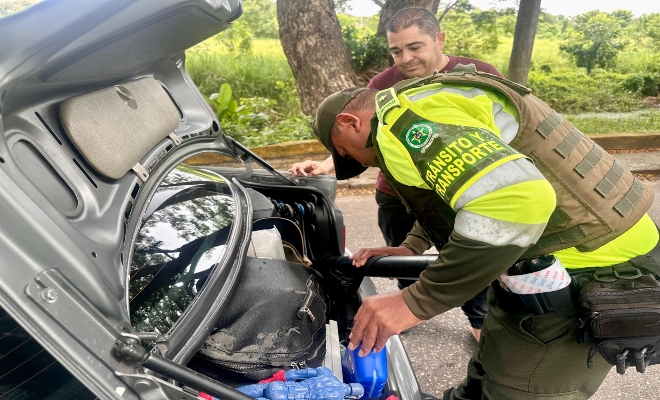 un uniformado realizando registro control en veh&iacute;culos para este puente festivo 