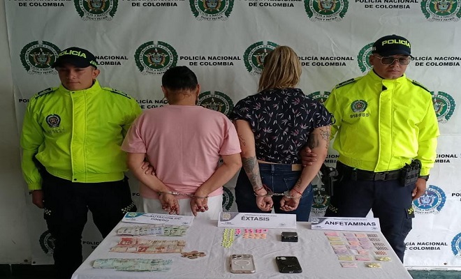 Policías de SIJIN custodian personas capturada en la mesa, estupefaciente incautado 