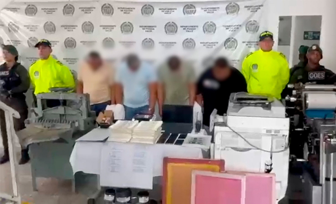Cuatro capturados en la Unión Valle del Cauca, por falsificación de moneda, son custodiados por autoridades.