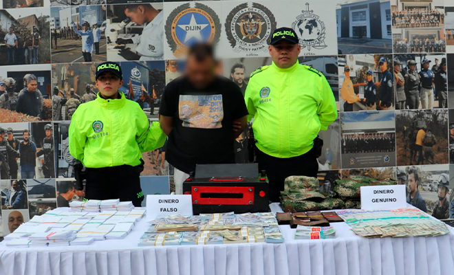 Capturado en Bogotá, por falsificación de moneda, es custodiado por autoridades.