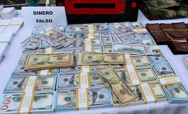 Dólares falsos incautados en ofensiva contra el fraude monetario.