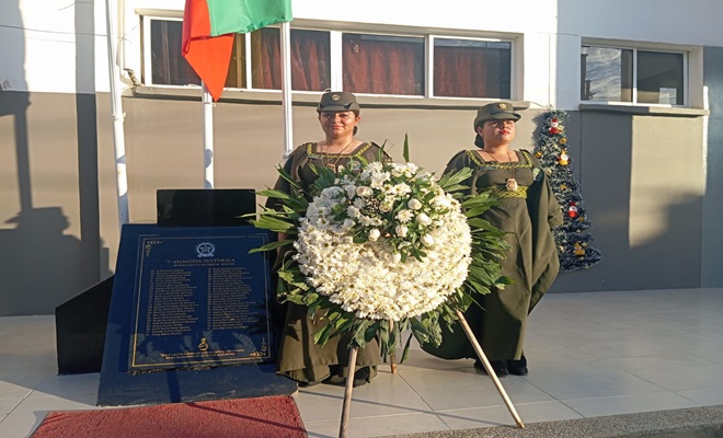 Ofrenda floral a la placa de la memoria