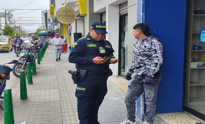 Un policía solicitando antecedentes a un ciudadano 