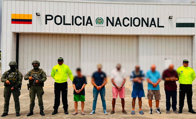 Captura de seis personas con fines de extradici&oacute;n, custodiadas por la Polic&iacute;a Nacional.