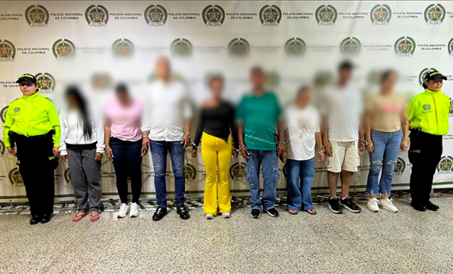 Dos policías custodian a ocho capturados en el backing 