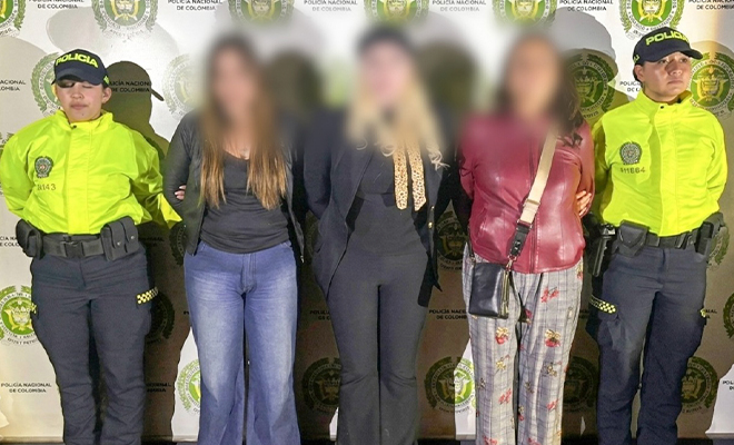 Tres capturadas custodiadas por dos policías