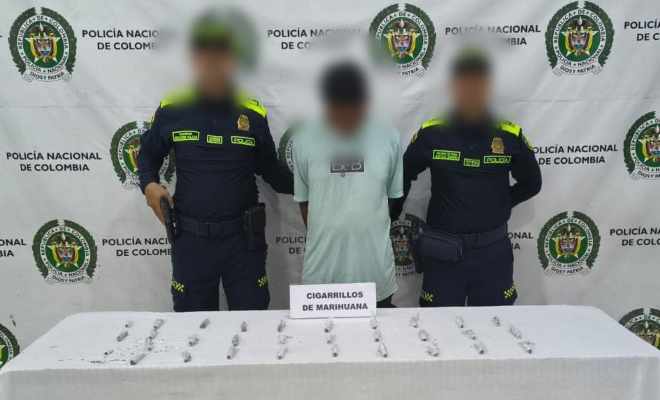 dos uniformados de la policía nacional con una persona Capturada al parecer por el delito e tráfico, fabricación o porte de sustancias estupefacientes.