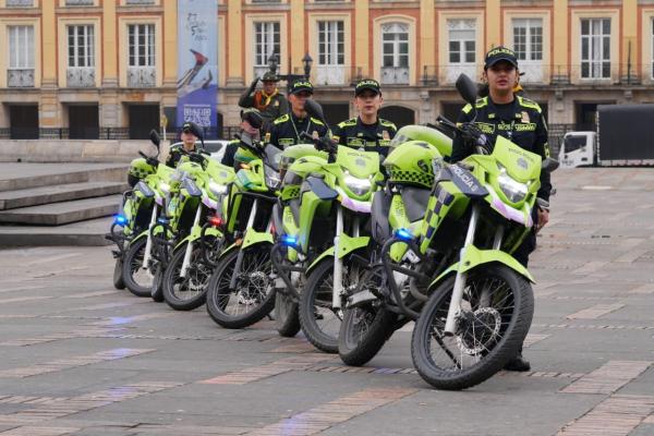 Uniformados hacen presencia en la rueda de prensa en la Plaza de Bolívar, en la cual se habló sobre el plan para garantizar la seguridad y convivencia durante la temporada de Semana Santa
