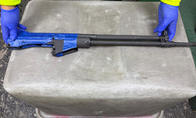 Policía judicial expone parte de arma de fuego tipo fusil
