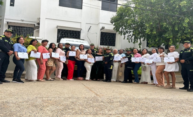 Cinco uniformados de la Policía Nacional acompañan la ceremonia de certificación de dieciséis mujeres beneficiarias del proceso formativo.