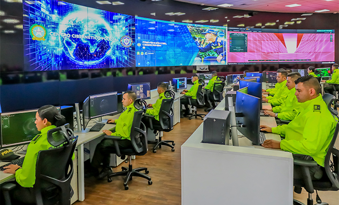 Personal del Cai Virtual realizando monitoreo en la web