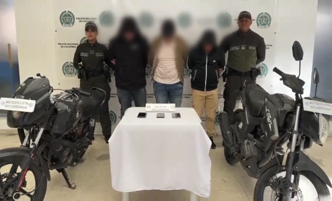 Tres personas capturadas en el centro de la imagen, dos funcionarios policiales y dos motocicletas recuperadas