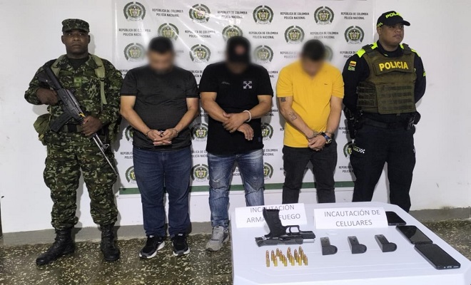 Los individuos habrían intimidado a las víctimas con arma de fuego, apoderándose de una motocicleta, dinero en efectivo, equipos móviles y joyas.