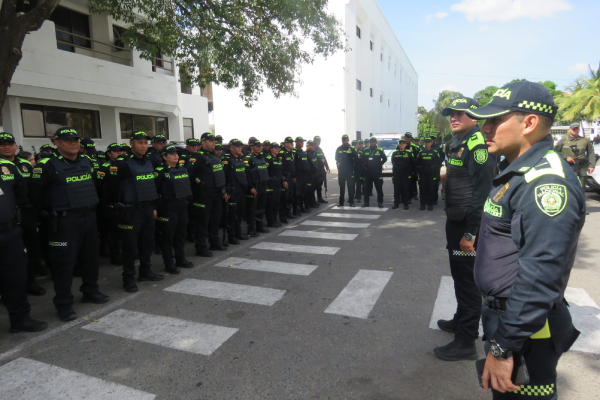 Bloque de policías listos para el Plan democracia 2026