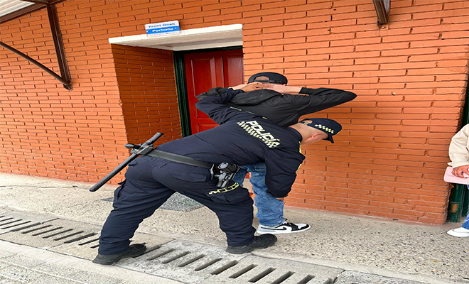 Un Polic&iacute;a realizando un registro a persona