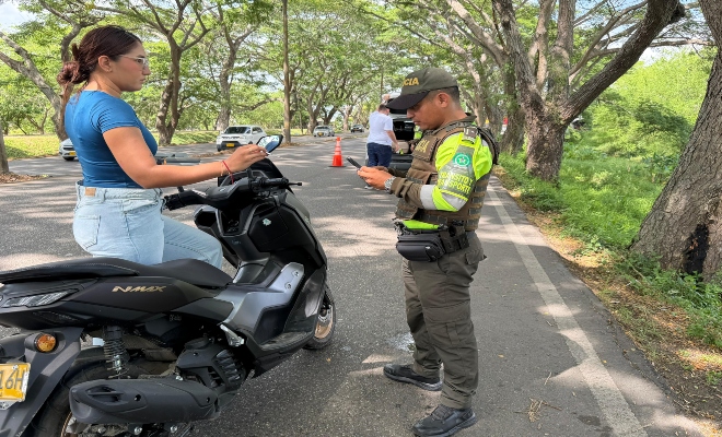 Un ciudadano realizando actividad de prevención con una ciudadana en la ciudad de monteria