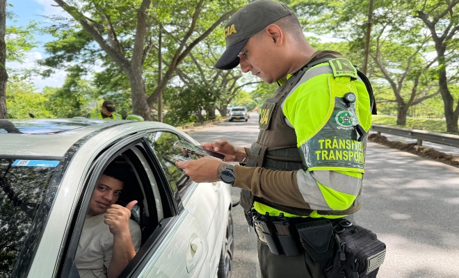 Un uniformado de la seccional de transito y transporte y un ciudadano  en actividad de prevención 