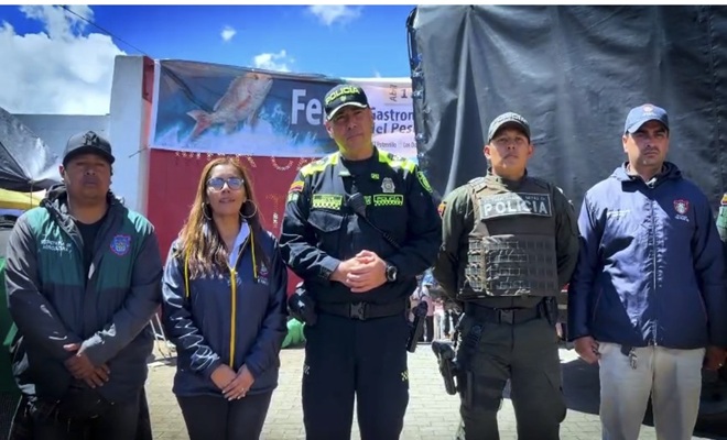 5 personas en la fotografía, dos funcionarios policiales y 3 funcionarios de la alcaldia