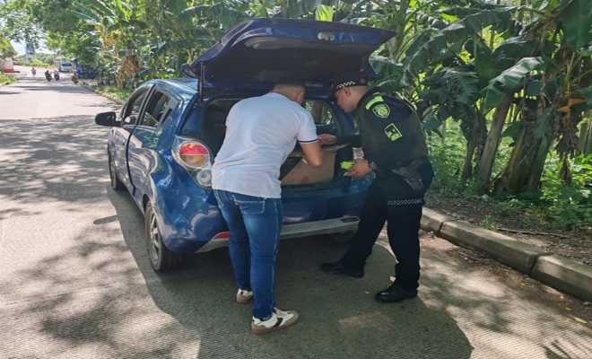 Uniformado y un ciudadano en un registro control vehiculo