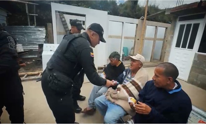 Dos polic&iacute;as saludando a 3 ciudadanos adultos mayores de edad 