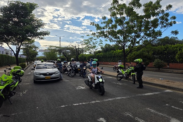Policías realizan labores de registro y control a vehículos durante los operativos