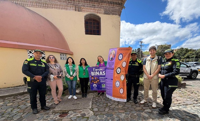 8 personas en la fotograf&iacute;a, entre funcionarios policiales, funcionarios ICBF y personal civil