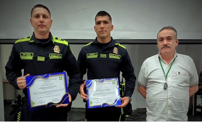 Dos oficiales policiales y un se&ntilde;or jefe de empresa cootaxlujo