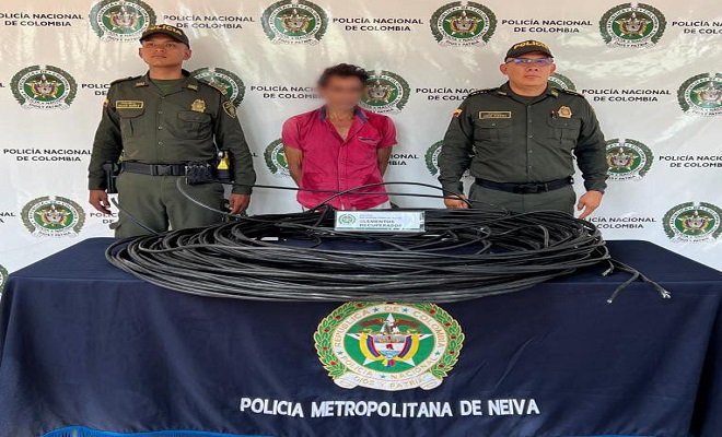 Policía Nacional, captura un hombre hurtando cable