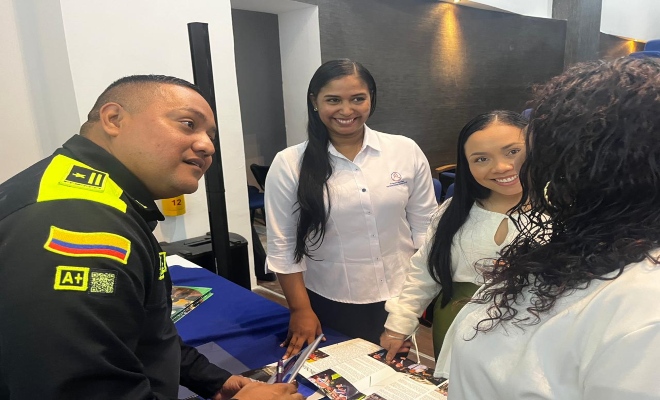 Policía dialogando 