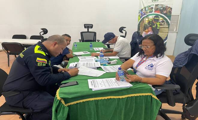 Policía llenando un formulario