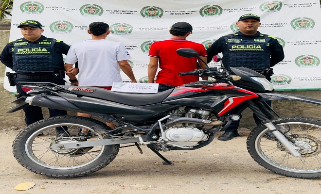 Policías custodian persona capturada se puede observar motocicleta recuperada 