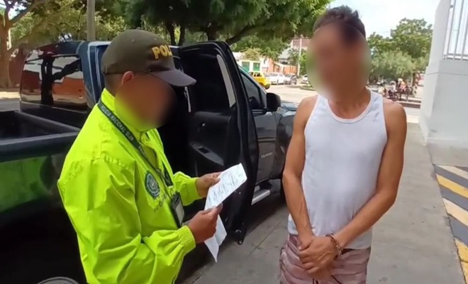 Polic&iacute;a d&aacute;ndole a conocer los derechos al capturado. 