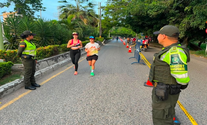 dos uniformados de la Policía nacional brindando seguridad a ciudadanos en la avenida primera de la ciudad de montería 
