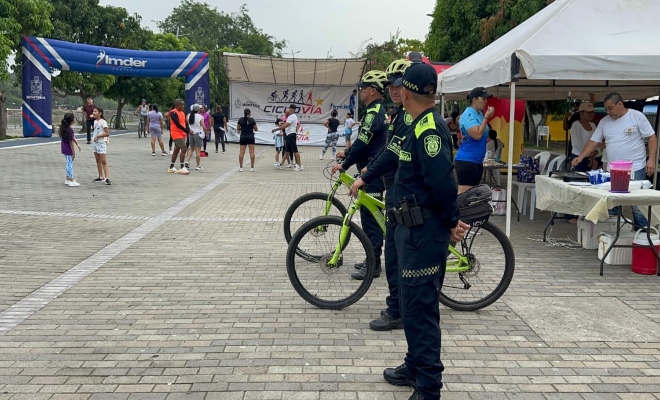 Tres policias brindando seguridad en carrera ciclistica 