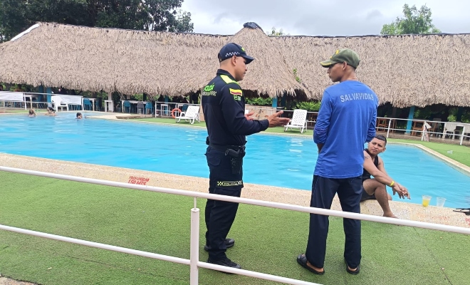 funcionario policial hablando con un ciudadano