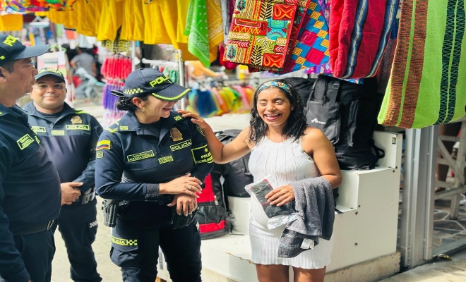 Tres uniformados y una ciudadana  sonriendo 