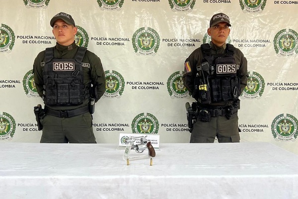 Dos Polic&iacute;as y la incautaci&oacute;n de un arma de fuego tipo revolver