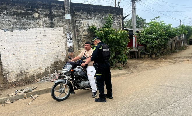 Un polic&iacute;a verificando antecedentes