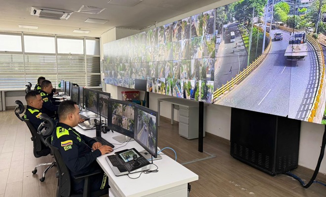Polic&iacute;as en la sala de camaras