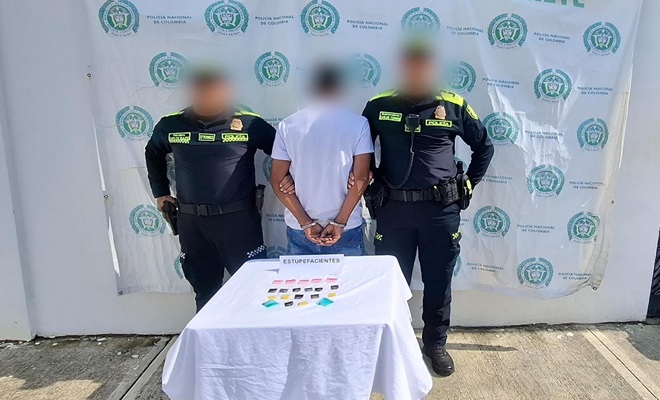 Dos polic&iacute;as y una persona capturada