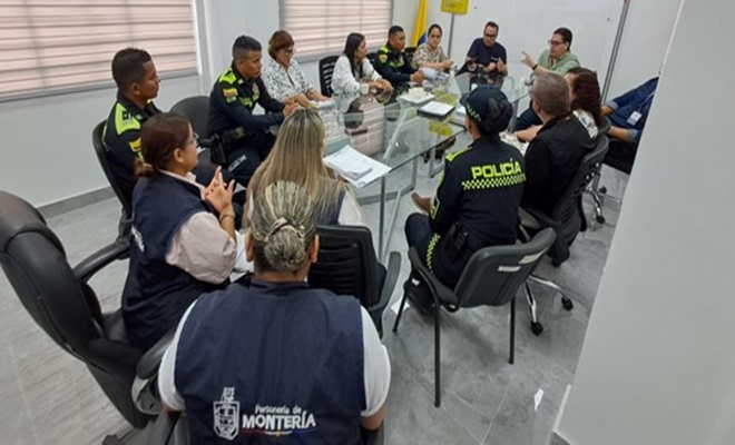 Policía y funcionarios de entidades gubernamentales